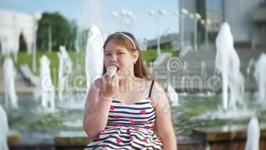 孩子，小女孩在炎热的夏天吃<strong>冰</strong>淇淋，孩子们在喷<strong>泉</strong>附近